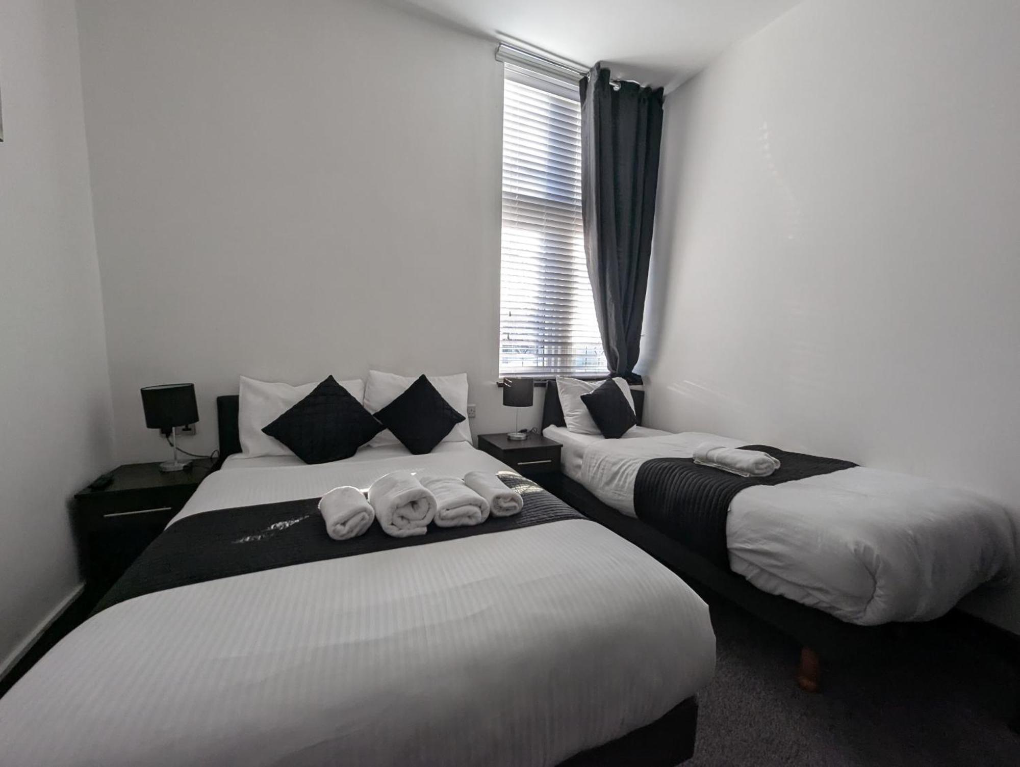 Firs alojamiento Hounslow Exterior foto